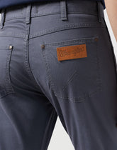 Męskie Spodnie Materiałowe Wrangler Greensboro Turbulence 112350801